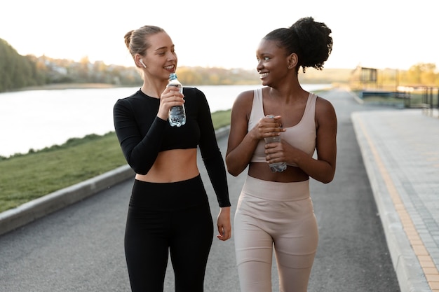 Foto grátis mulheres em roupas esportivas fazendo uma pausa do treino