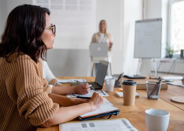 Mulheres em situação média em reunião de negócios