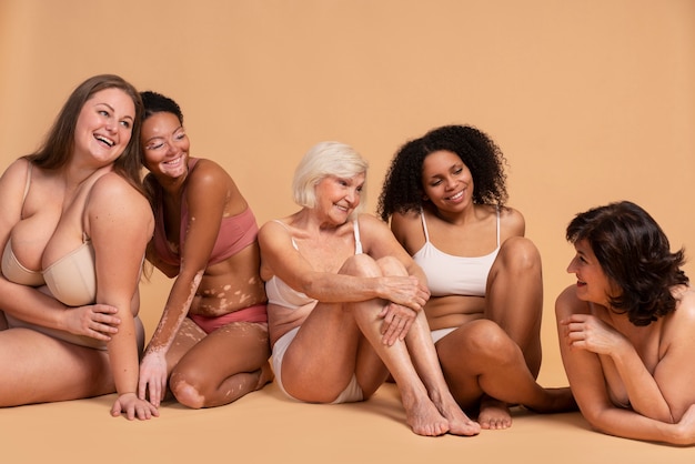 Foto grátis mulheres em tiro médio com belos corpos