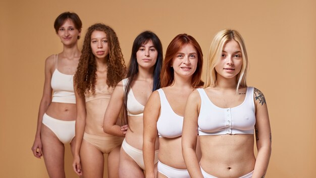 Mulheres em tiro médio com corpos diferentes