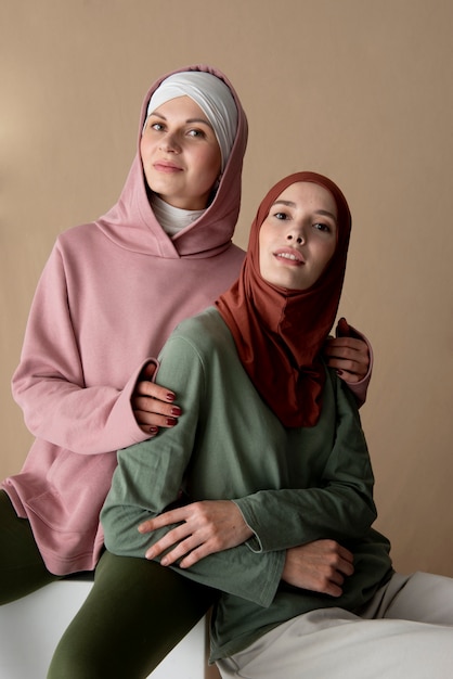 Mulheres em tiro médio com hijab posando