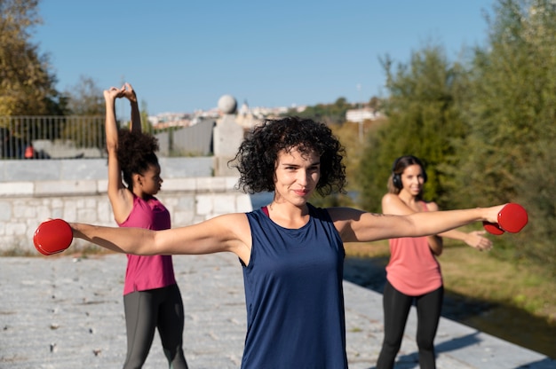 Mulheres em tiro médio malhando juntas