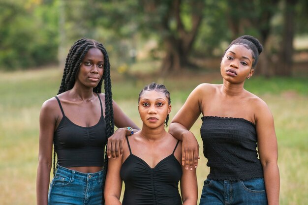 Mulheres em tiro médio posando do lado de fora