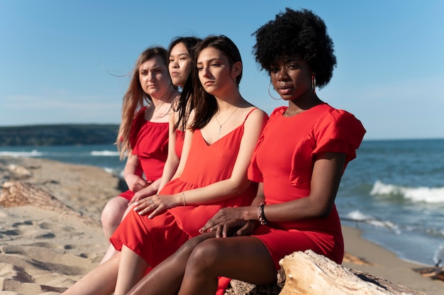 Mulheres em tiro médio sentadas ao ar livre