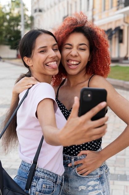 Mulheres em tiro médio tirando selfie