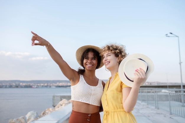 Mulheres em tiro médio viajando juntas