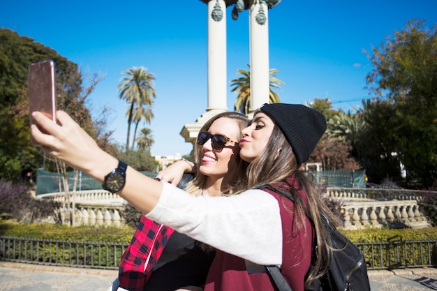 Mulheres engraçadas tomando selfie na rua