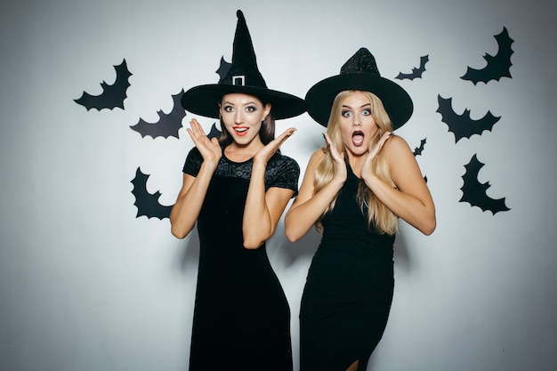 Foto grátis mulheres espantadas na festa de halloween