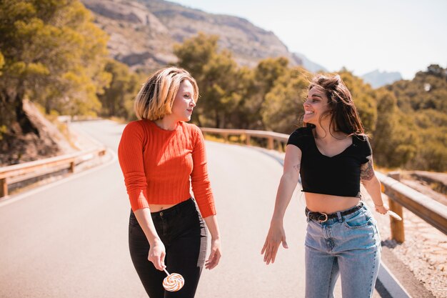 Foto grátis mulheres, estrada, olhando um ao outro