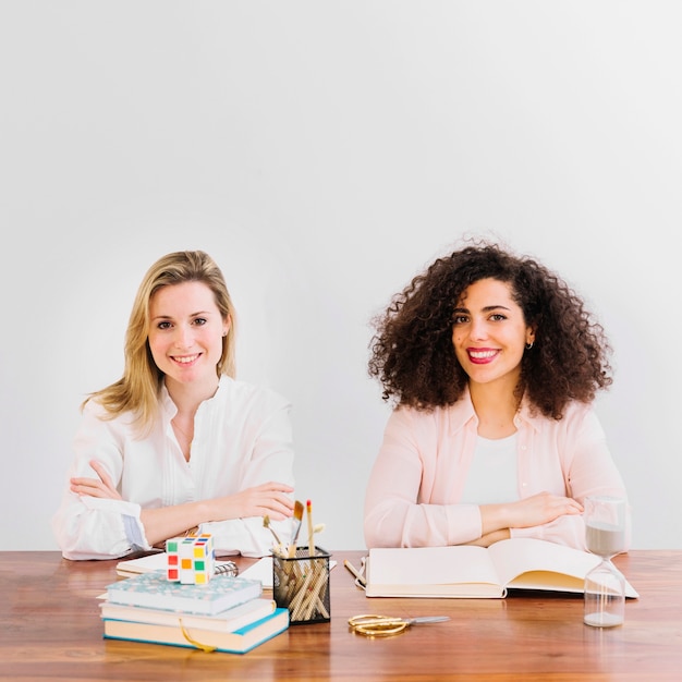 Mulheres estudando e olhando câmera