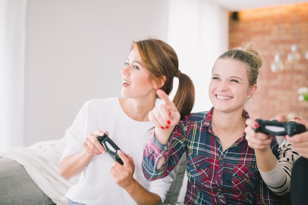 Mulheres expressivas jogando em casa