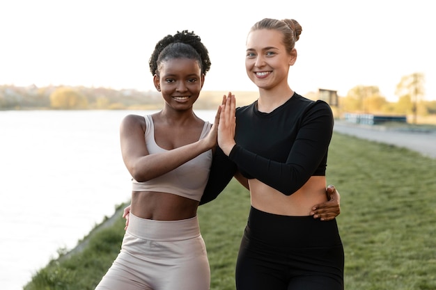 Mulheres fazendo exercícios ao ar livre juntas