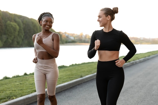 Mulheres fazendo exercícios ao ar livre juntas