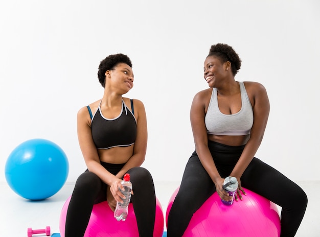 Foto grátis mulheres fazendo exercícios na bola de fitness