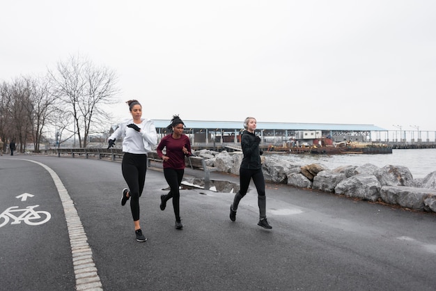 Mulheres fazendo jogging juntos