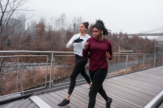 Foto grátis mulheres fazendo jogging juntos