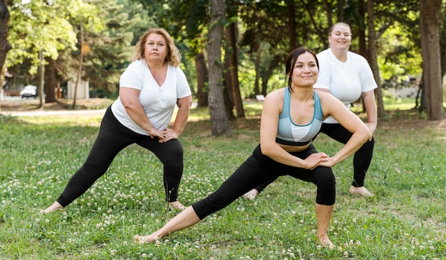 Mulheres fazendo lunges laterais no parque