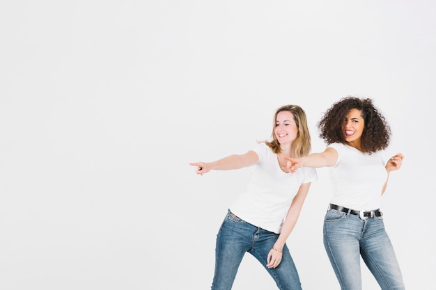 Foto grátis mulheres fazendo movimentos de dança de discoteca