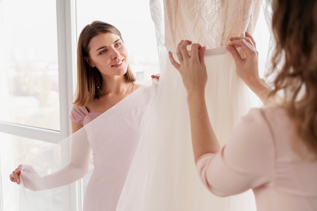 Mulheres fazendo os preparativos para o casamento