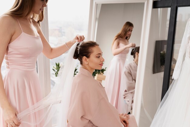 Mulheres fazendo os preparativos para o casamento