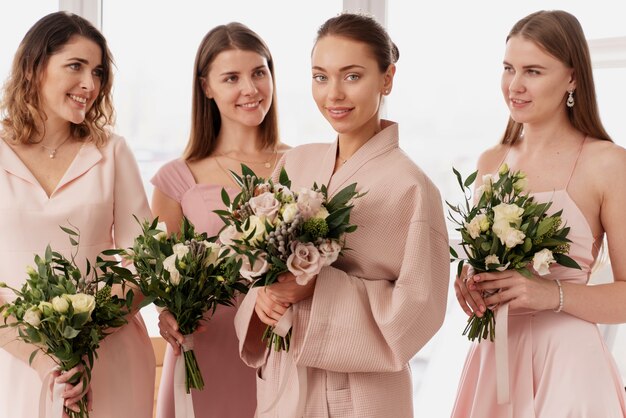 Mulheres fazendo os preparativos para o casamento