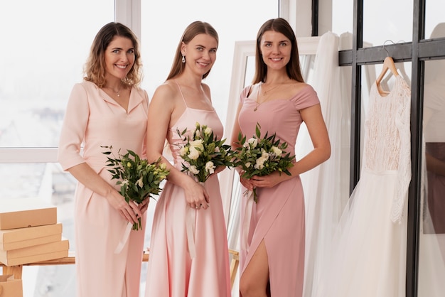 Mulheres fazendo os preparativos para o casamento