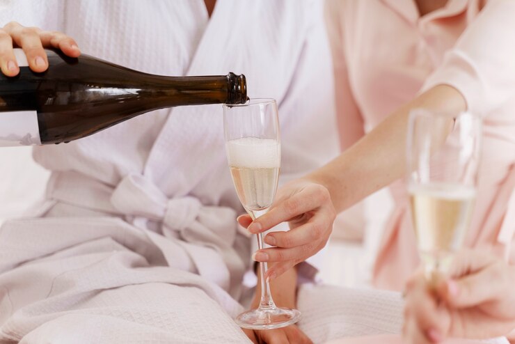 Foto grátis mulheres fazendo os preparativos para o casamento