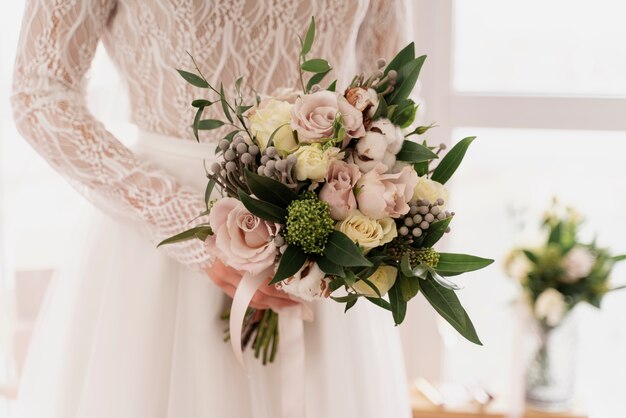 Mulheres fazendo os preparativos para o casamento