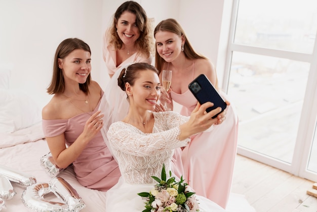 Foto grátis mulheres fazendo os preparativos para o casamento