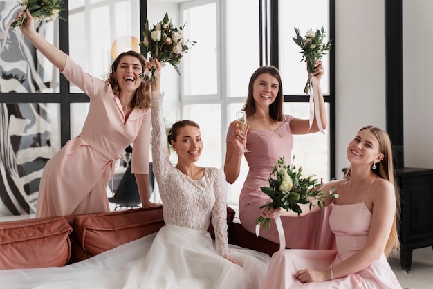 Mulheres fazendo os preparativos para o casamento