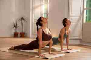 Foto grátis mulheres fazendo yoga para limpar chakra