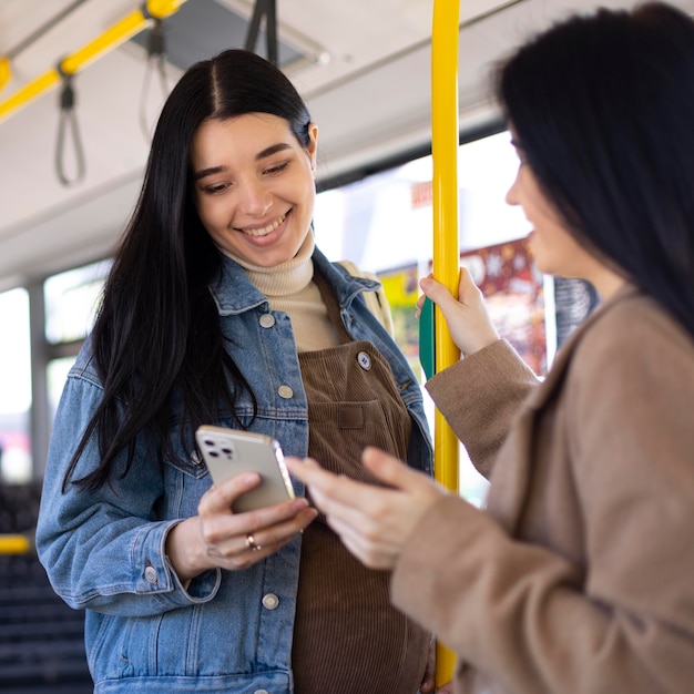 Mulheres fechadas no ônibus