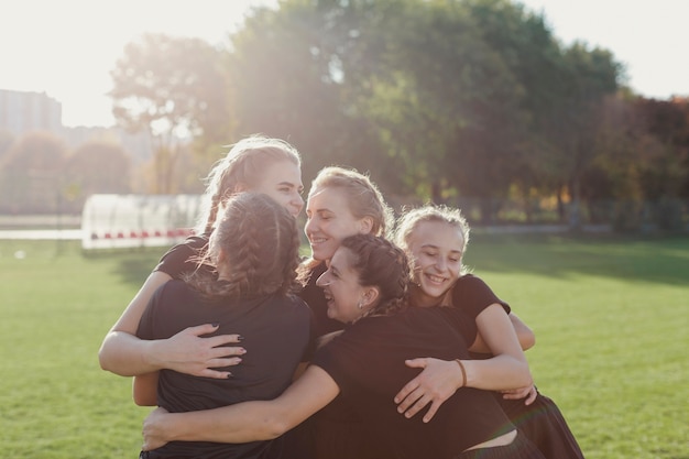 Mulheres felizes, abraçando uns aos outros