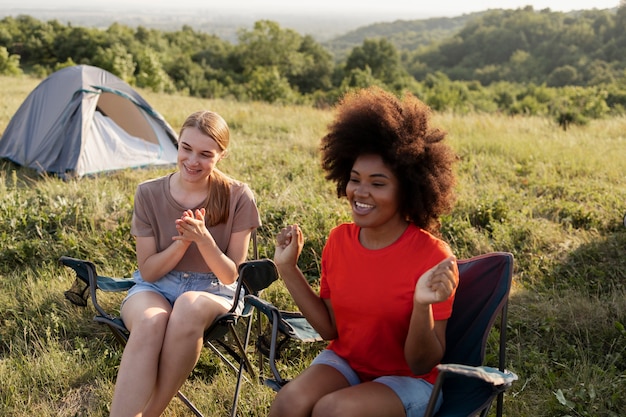 Foto grátis mulheres felizes ao ar livre em tiro médio