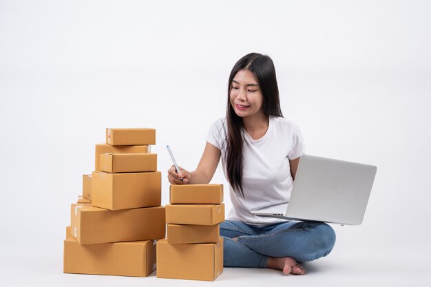 Mulheres felizes de encomendar produtos de clientes, empresários que trabalham em casa em um backg branco