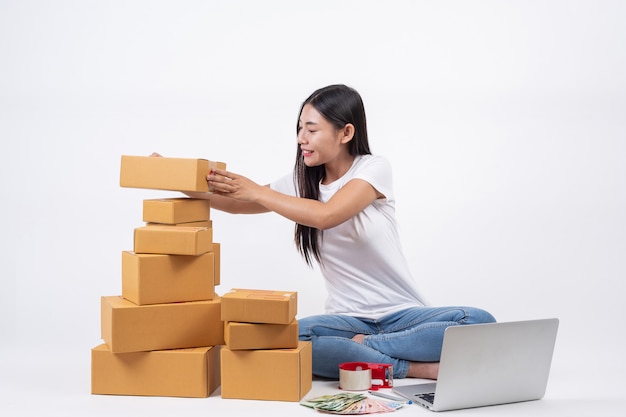 Mulheres felizes de encomendar produtos de clientes, empresários que trabalham em casa em um backg branco