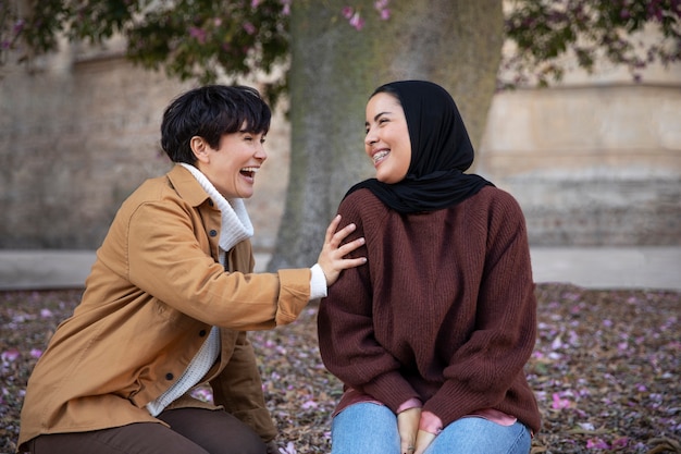 Foto grátis mulheres felizes de tiro médio conversando