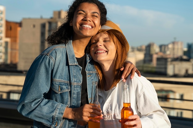 Foto grátis mulheres felizes em tiro médio com garrafas