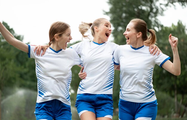 Mulheres felizes expressando vitória