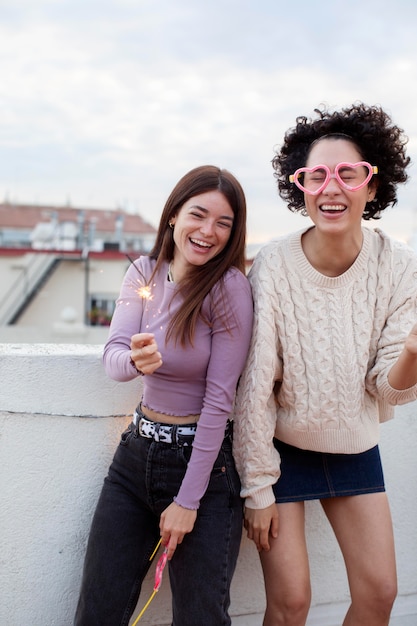 Mulheres felizes na festa, tiro médio