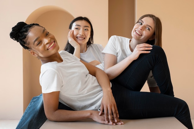 Mulheres felizes sentadas em tiro médio