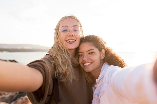 Mulheres felizes tirando selfie juntas