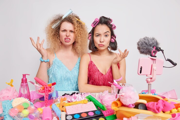 Foto grátis mulheres gravam a tradução de vídeos online enquanto se preparam para ocasiões especiais fazer penteado usar produtos cosméticos diferentes, passar o dia em casa dar dicas para mulheres