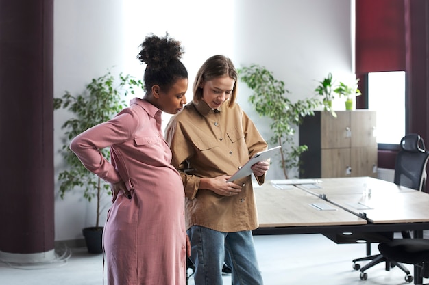 Mulheres grávidas de tiro médio no trabalho