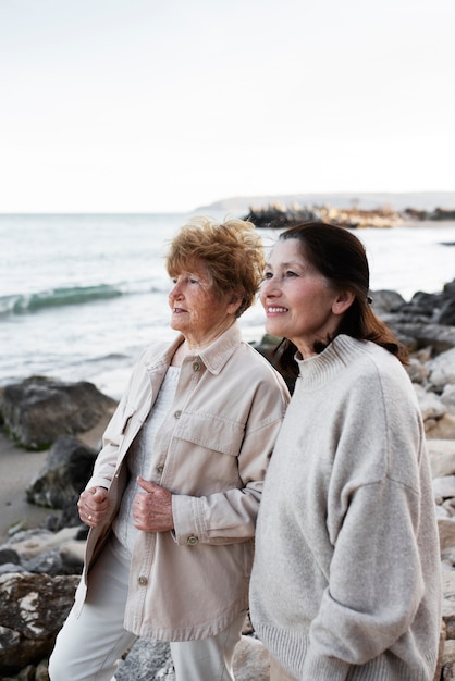 Foto grátis mulheres idosas caminhando juntas