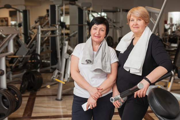 Foto grátis mulheres idosas no ginásio descansando