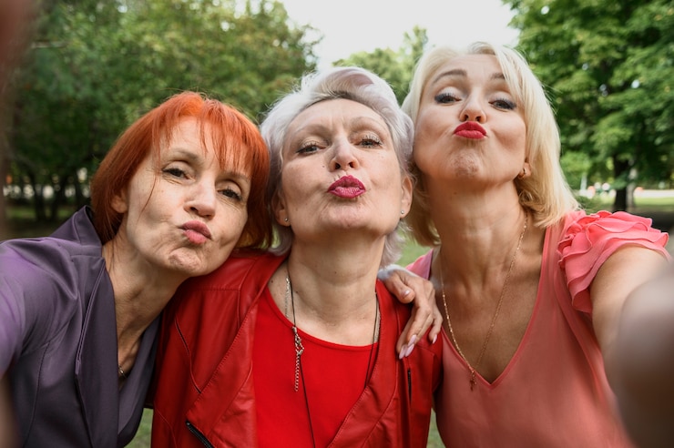 Foto grátis mulheres idosas tirando uma foto juntos