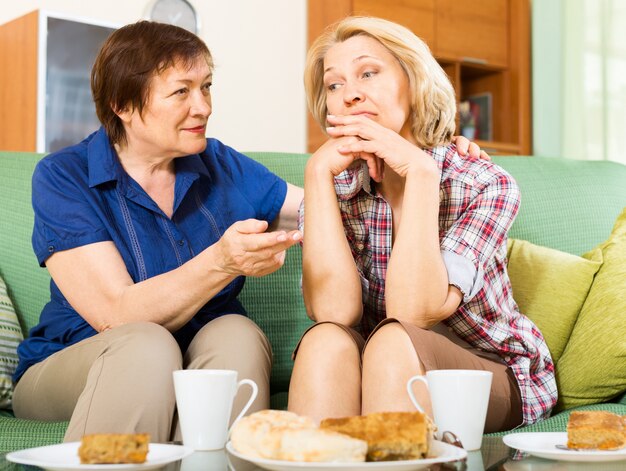 Mulheres idosas tristes que discutem problemas