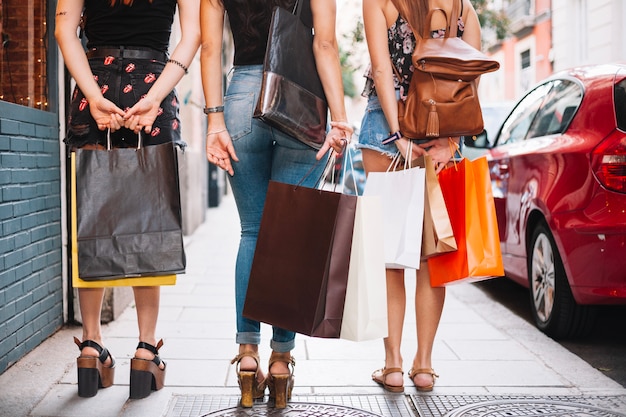 Mulheres indo às compras de pé na rua