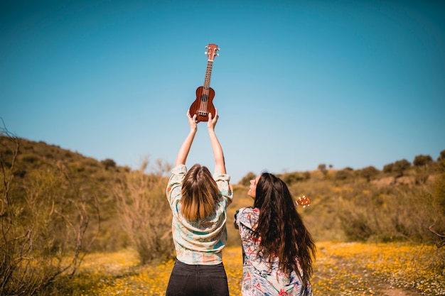 Mulheres irreconhecíveis com ukulele